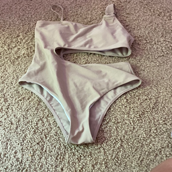 A once peice cut out swimsuit - Picture 1 of 2